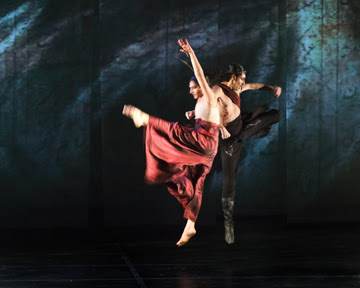 left to right: Scarlet Stone performers Ida Saki (Gordafarid) & Shahrokh Moshkin Ghalam (Sohrab) - Photo credit: Jim Carmody